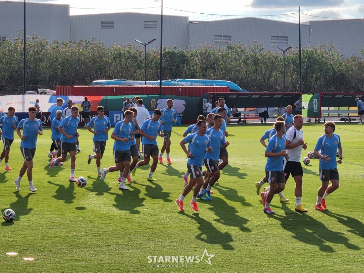 The Czech national team is warming up with running before starting formal training. /Photo=Reporter Park Geon-do