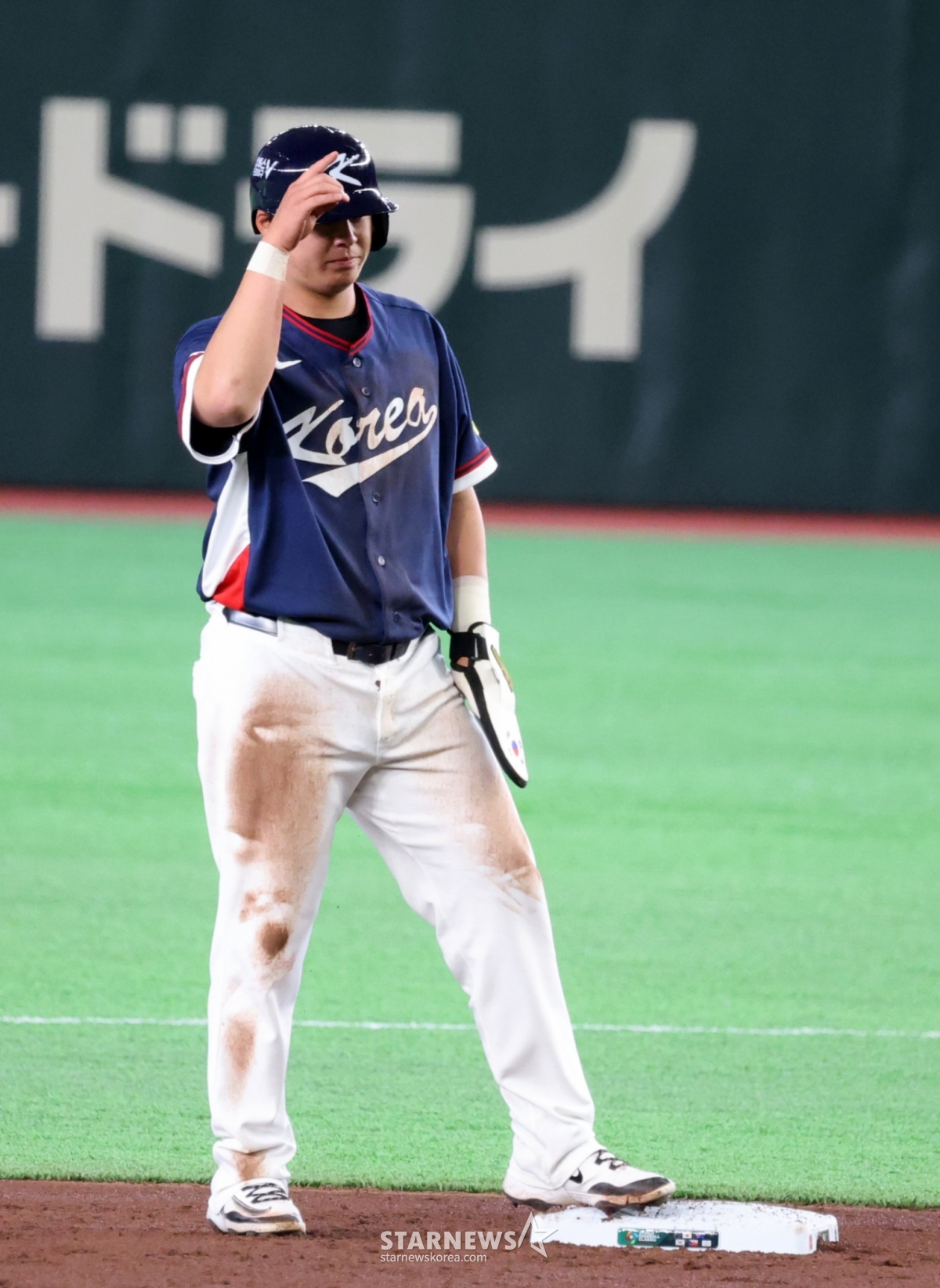 Baseball national team player Noh Si-hwan successfully stole second base during the top of the second inning with one out and a runner on first base in the 2026 WBC Tokyo Pool match between South Korea and Australia held at Tokyo Dome on the 9th, as Park Dong-won stepped up to the plate. 2026.03.08. /Photo=Senior reporter Kang Young-jo