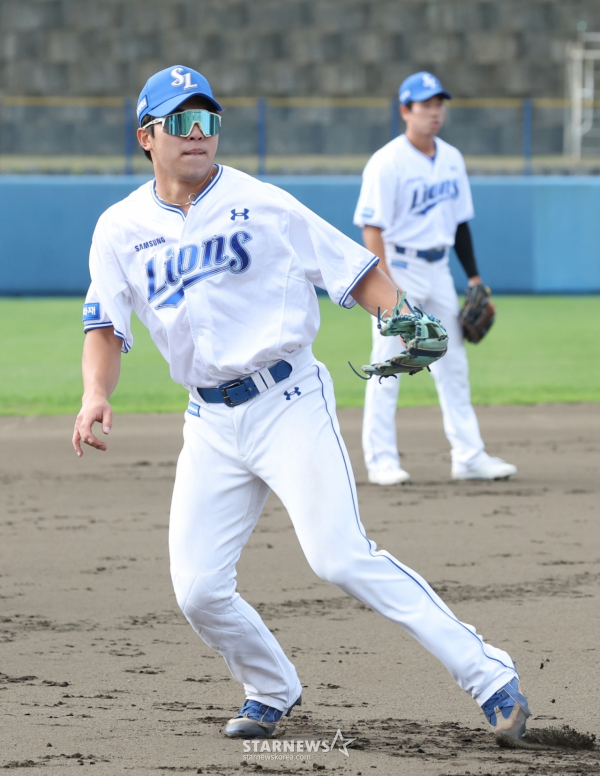 Samsung Lions realizó su campamento de primavera el día 22 en el estadio Akama de Onna-son, Okinawa, Japón. Young-woong Kim realiza entrenamientos de defensa en el cuadro interior. /Foto=Kim Jin-kyung kim.jinkyung@