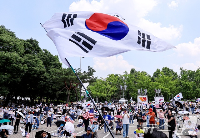 蚕室封鎖デモを続ける市民たち。 /写真=ニュース1