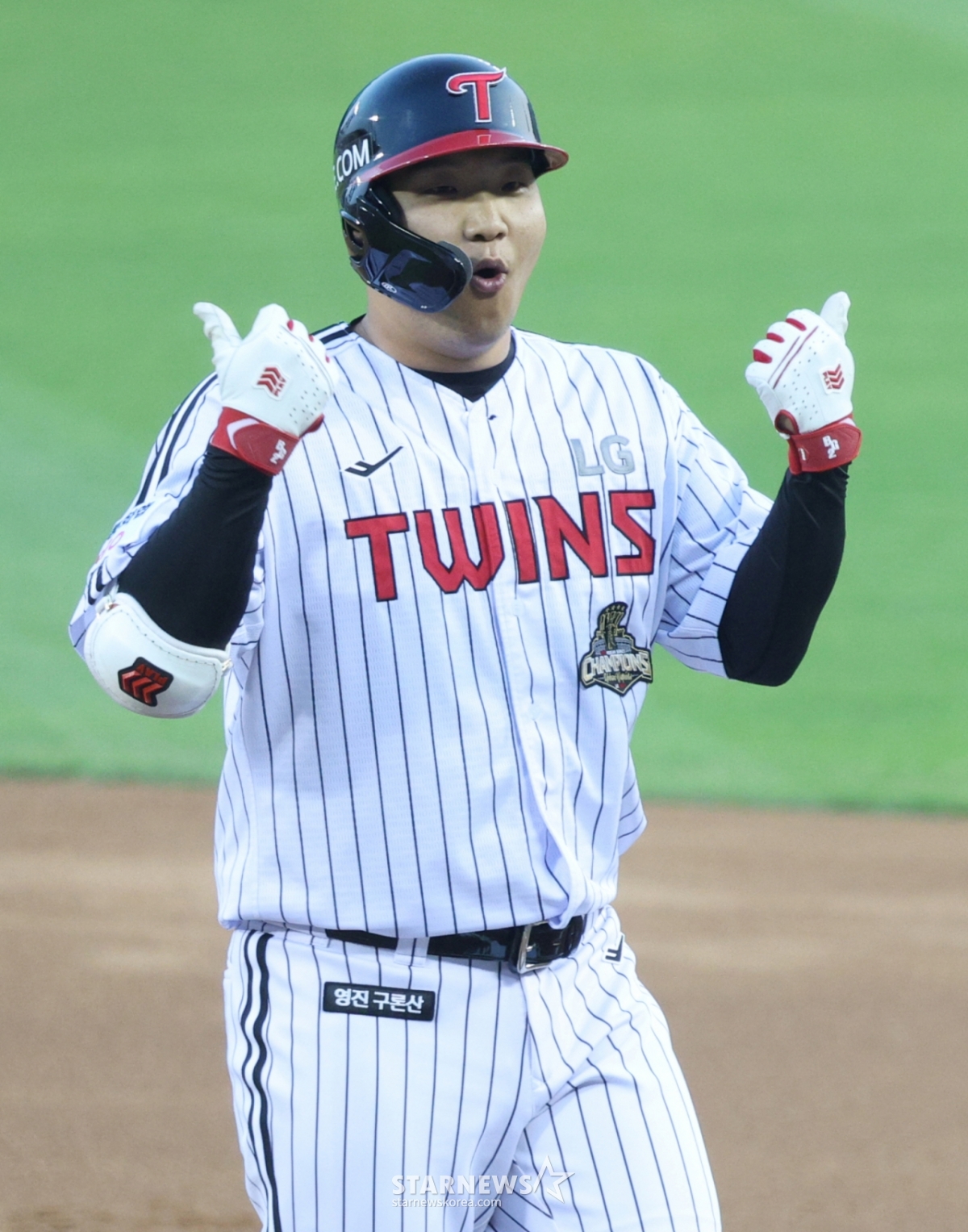 El partido de la Liga KBO Shinhan SOL 2026 entre los LG Twins y los Lotte Giants se celebró el 14 en el estadio de béisbol Jamsil de Seúl. LG Moon Bo-kyung realiza una ceremonia después de conectar un hit de sacrificio que impulsó la primera carrera en el segundo inning inferior con dos outs y corredores en segunda base. /Foto=corresponsal jefe Kim Jin-kyung