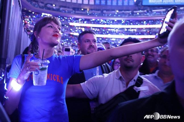 Taylor Swift (izquierda) aparece en el cuarto partido de la final, tomando fotografías con los aficionados. /AFPBBNews=NEWS1