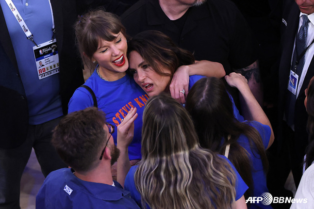 Taylor Swift (izquierda) celebra. /AFPBBNews=NEWS1