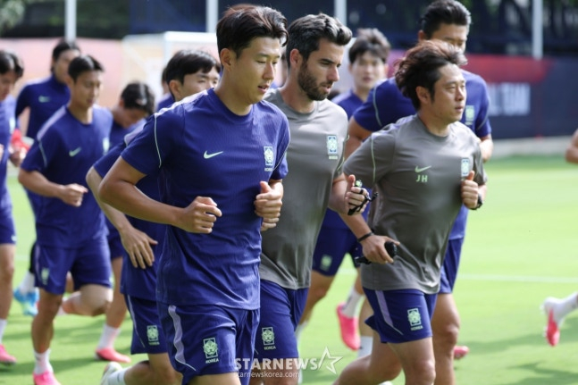 La selección de fútbol de la República de Corea realizó un entrenamiento el día 10, un día antes del Mundial de 2026 en Norteamérica, Centroamérica y el Caribe, en el Chivas Verde Valle de Guadalajara, México. Los jugadores, entre ellos Son Heung-min, realizaron entrenamientos de carrera. /foto=corresponsal jefe Kim Jin-kyung.