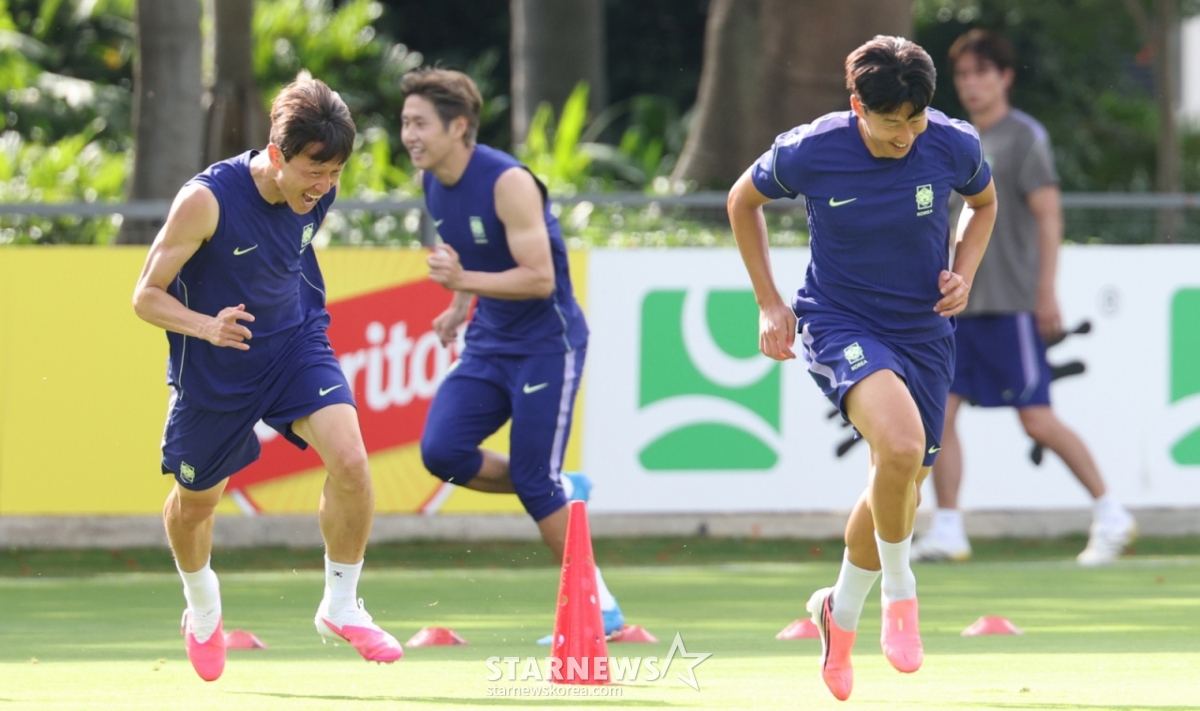 Son Heung-min (derecha) y Lee Jae-sung (izquierda) entrenan en Chivas Verde Valle, Guadalajara, México, el día 10, un día antes del partido contra la República Checa por la Copa del Mundo de 2026 en Norteamérica. /Foto=Kim Jin-kyung, corresponsal jefe