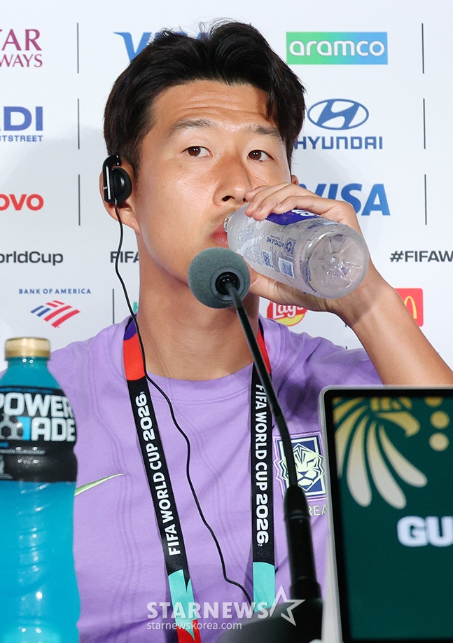 Son Heung-min bebe agua durante una rueda de prensa oficial celebrada el día 10, un día antes del partido contra la República Checa por la Copa del Mundo de 2026 en Norteamérica, en el Estadio Akron de Guadalajara, México. /foto=Kim Jin-kyung, corresponsal jefe