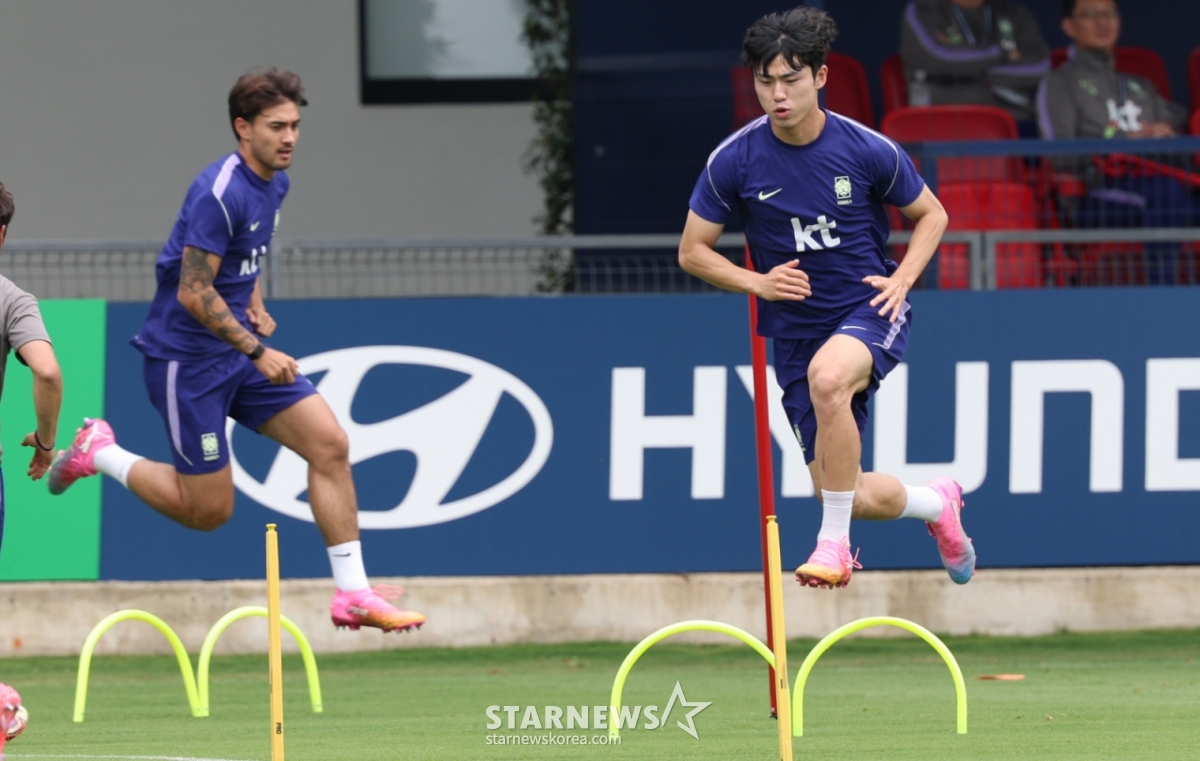 サッカー大韓民国代表チームは、北中米W杯本大会に備えて、メキシコ·グアダラハラのチーバス·ヴェルデ·バジェで練習を行った。 イェンス·カストロフ(左)と李ギヒョク。 /写真=キム·ジンギョン待機者