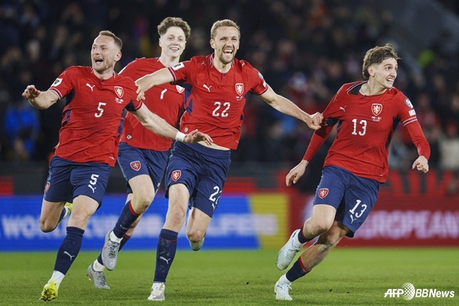 The Czech national team celebrates after confirming victory against Denmark. /AFPBBNews=NEWS1