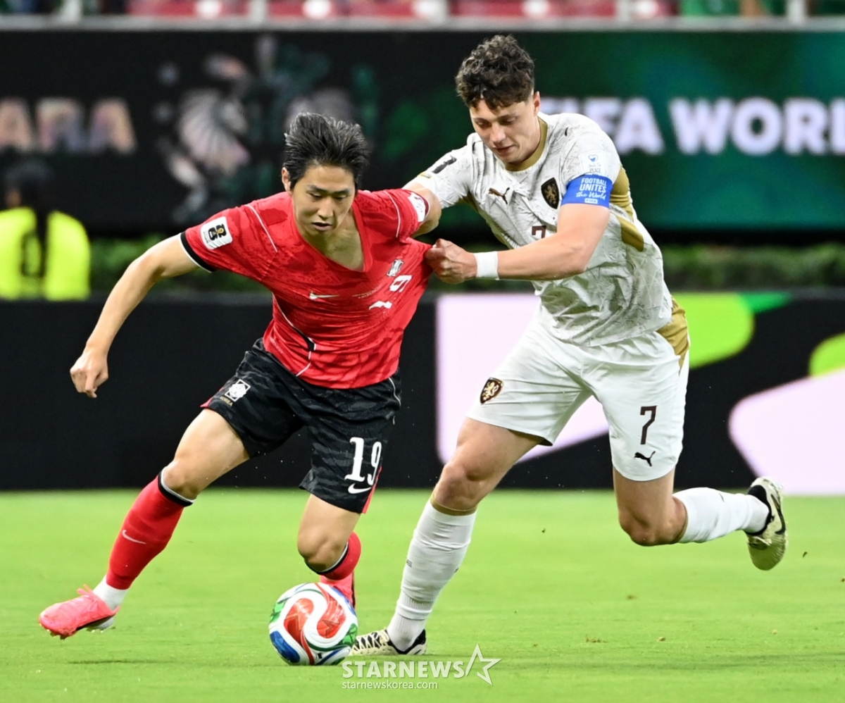 2026年北中米W杯A組予選の大韓民国対チェコ戦が12日（韓国時間）、メキシコ·グアダラハラのエスタディオ·アクロンで行われた。  李カンインがチェコのラディスラフを抜いて突破を試みている。 /写真=キム·ジンギョン待機者