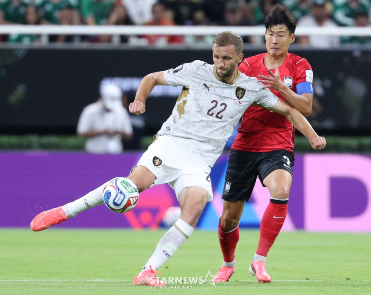 2026年北中米W杯A組予選の大韓民国対チェコ戦が12日（韓国時間）、メキシコ·グアダラハラのエスタディオ·アクロンで行われた。  チェコのソウチェックがソン·フンミンにパスされたボールを遮断している。 /写真=キム·ジンギョン待機者