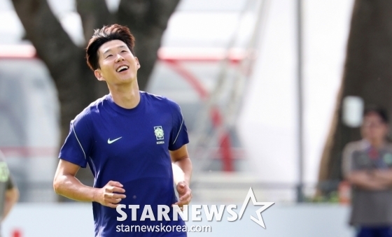 サッカーの韓国代表チームが2026年の北中米ワールドカップ(W杯)を翌日に控えた10日、メキシコ·グアダラハラのチバス·ベルデ·バジェで練習を行った。 ソン·フンミンをはじめとする選手たちがランニングトレーニングをしている。 /写真=キム·ジンギョン待機者