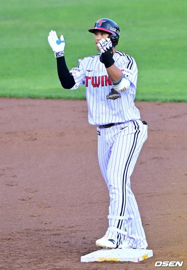 Song Chan-ui celebrates after hitting a three-RBI double in the bottom of the first inning against SSG on the 11th. /Photo=OSEN