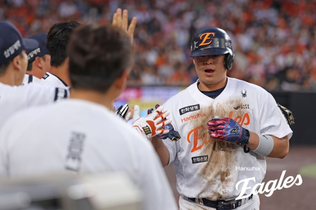 Hanwha Eagles Noh Si-hwan recibe la bienvenida de sus compañeros tras anotar en el partido de local contra los KIA Tigers el día 11. /foto=Proporcionado por Hanwha Eagles