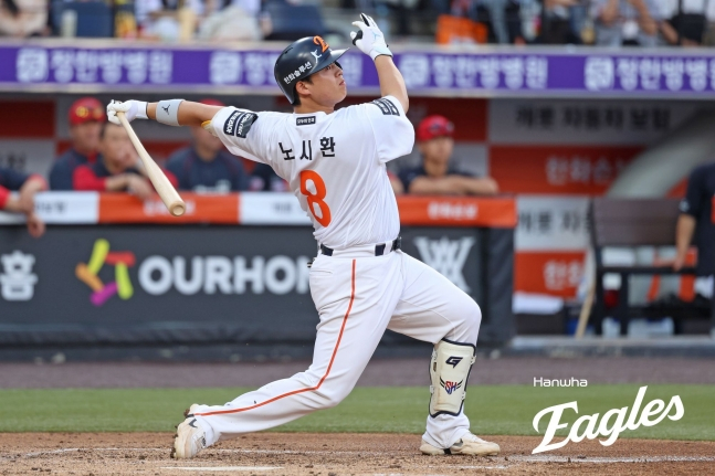 Noh Si-hwan conecta un hit en el partido contra los KIA el día 11. /Foto=Proporcionado por Hanwha Eagles
