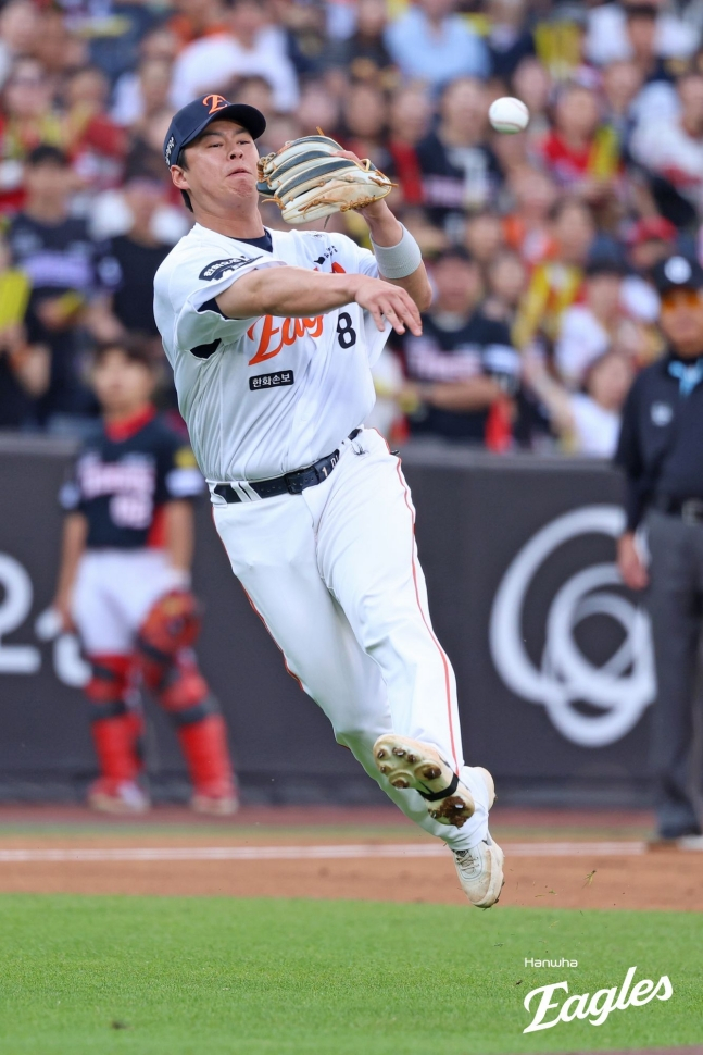 Noh Si-hwan despliega una excelente defensa en el partido contra los KIA el día 11. /Foto=Proporcionado por Hanwha Eagles