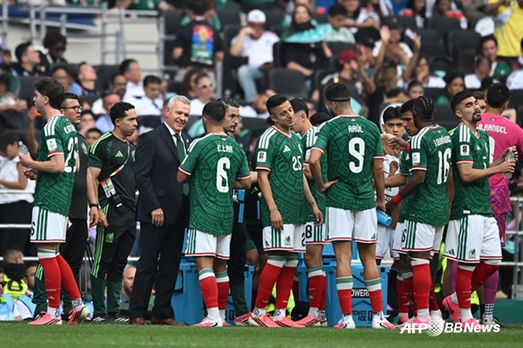Los jugadores mexicanos aprovechan el descanso para beber agua y conversar. /AFPBBNews=NEWS1