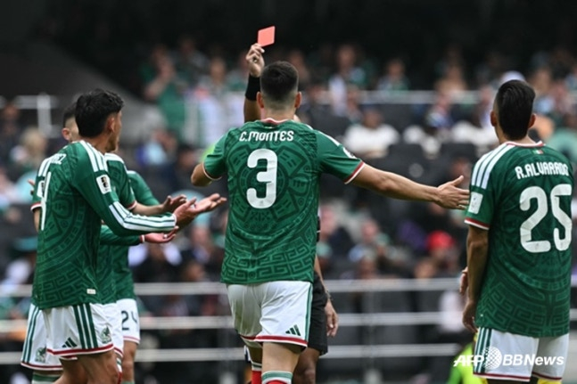 César Montes (en el centro) recibe tarjeta roja. /AFPBBNews=NEWS1