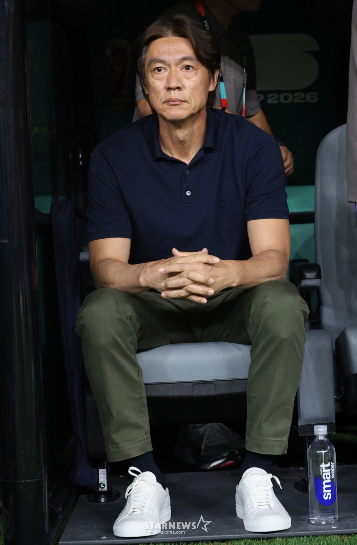 2026年北中米W杯A組予選の大韓民国対チェコ戦が12日(韓国時間)、メキシコ·グアダラハラのエスタディオ·アクロンで行われた。 洪明甫(ホン·ミョンボ)監督が敬虔な姿勢でグラウンドを見つめている /写真=キム·ジンギョン kim.jinkyung@