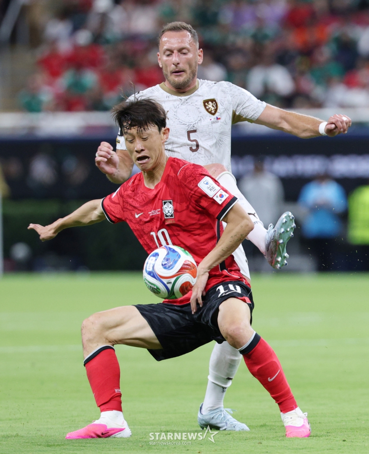 2026年北中米W杯A組予選の大韓民国対チェコ戦が12日(韓国時間)、メキシコ·グアダラハラのエスタディオ·アクロンで行われた。 李ジェソンがチェコのチョウパルに背を向けたまま、パスできるところを探している。 /写真=キム·ジンギョン kim.jinkyung@