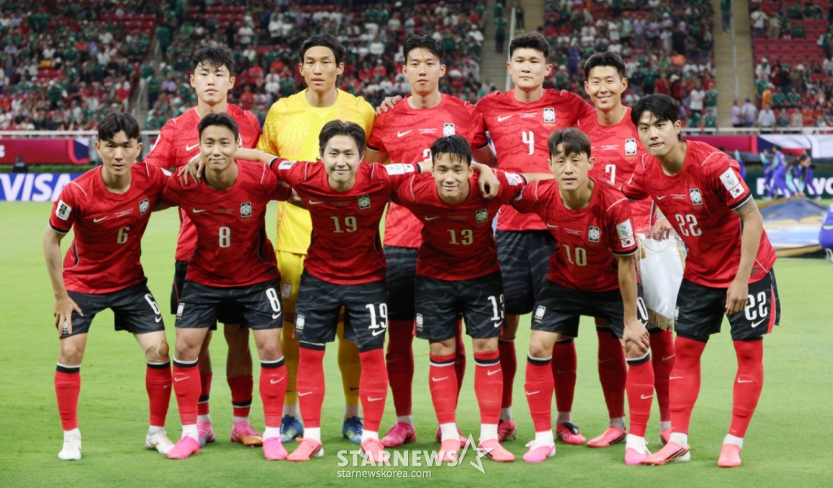 El partido de clasificación para la Copa Mundial de la FIFA 2026 en la Zona de América del Norte, Centroamérica y el Caribe (CONCACAF), Grupo A, entre Corea del Sur y la República Checa, se disputó el día 12 (hora de Corea) en el Estadio Akron de Guadalajara, México. La alineación titular de Corea del Sur posa para una fotografía conmemorativa antes del encuentro. /Foto=corresponsal jefe Kim Jin-kyung