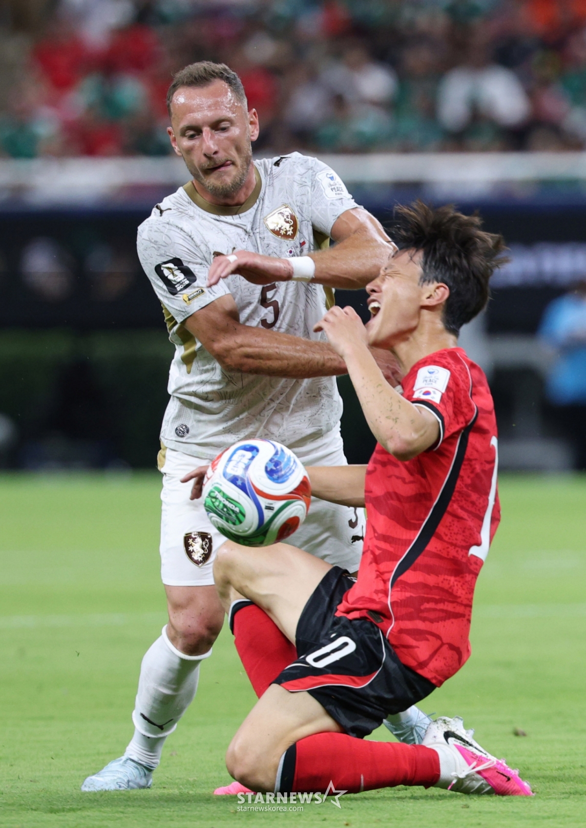 El partido de clasificación para la Copa Mundial de 2026 de la Concacaf, grupo A, entre Corea del Sur y la República Checa, se disputó el día 12 (hora de Corea) en el Estadio Akron de Guadalajara, México. Lee Jae-sung cae tras una falta de Choufal de la República Checa. /Foto=corresponsal jefe Kim Jin-kyung kim.jinkyung@