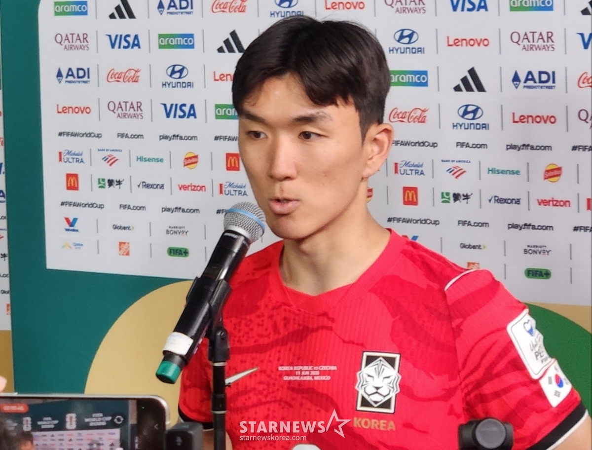 Hwang In Bum trả lời các câu hỏi của phóng viên tại Mixed Zone sau trận đấu. /Ảnh = Phóng viên Park Gun Do