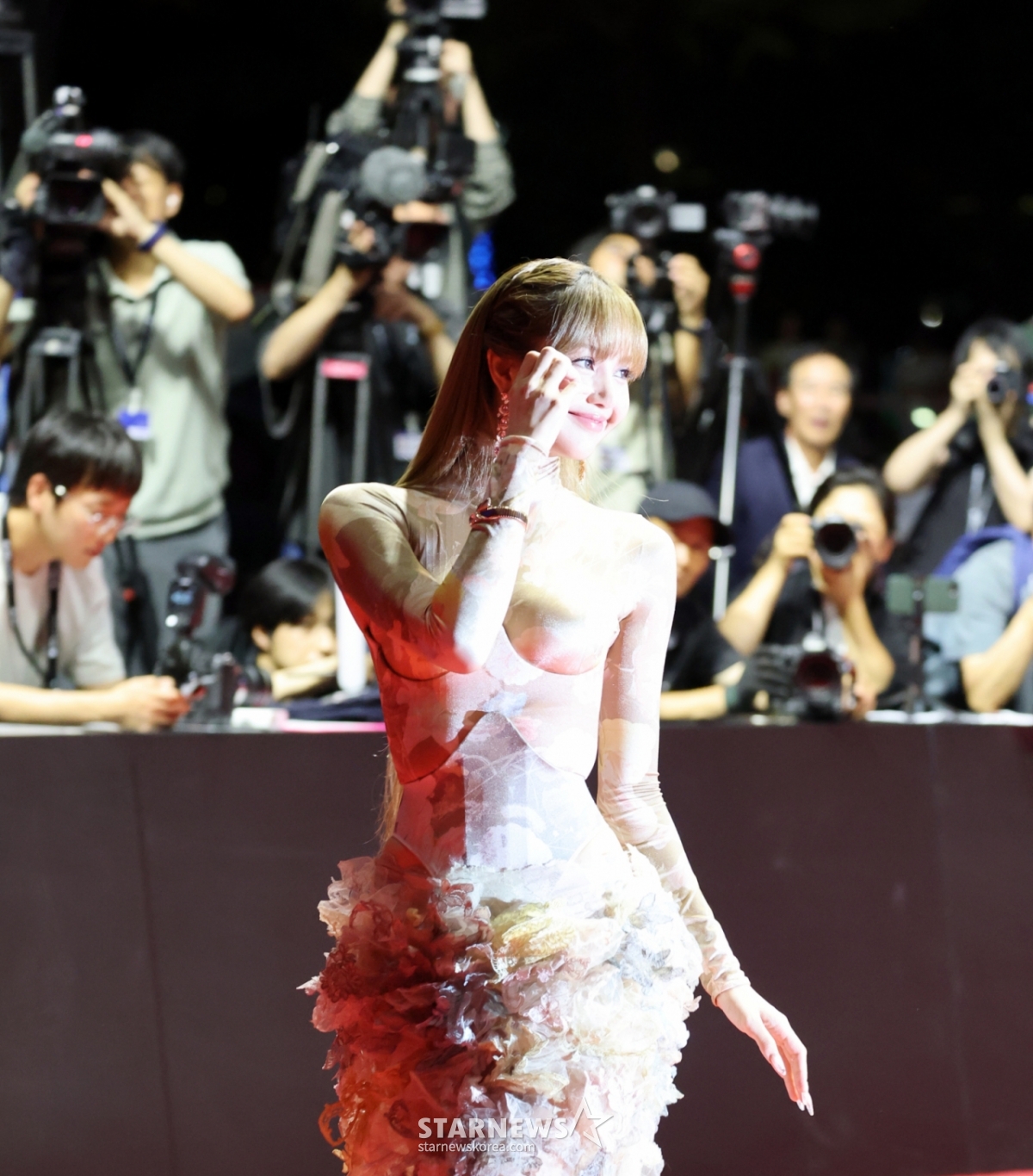 BLACKPINKのリサが17日、釜山海雲台の映画の殿堂で開かれる釜山国際映画祭「BIFF2025」の開幕式レッドカーペットで破格的な衣装を披露し、フォトタイムを持っている。 2025.09.17./写真=カン·ヨンジョ cameratalks@