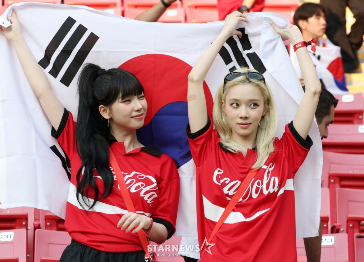 2026年北中米W杯A組予選の大韓民国対チェコ戦が12日(韓国時間)、メキシコ·グアダラハラのエスタディオ·アクロンで行われた。 エスパカリーナとウィンターが赤い悪魔になって熱い応援を繰り広げている。 /写真=キム·ジンギョン kim.jinkyung@