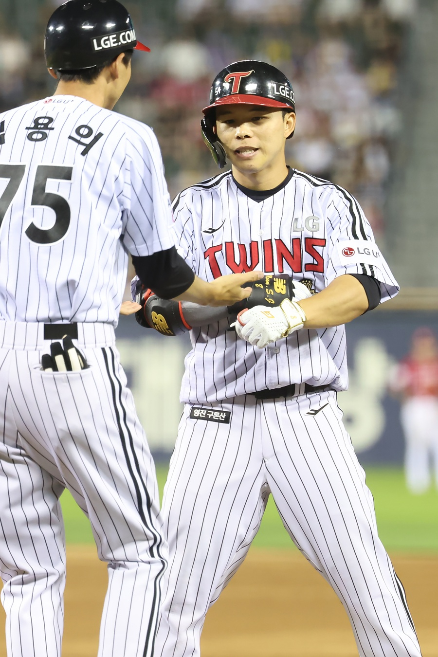 LG Мун Сон Джу (справа). /Фото =LG Twins