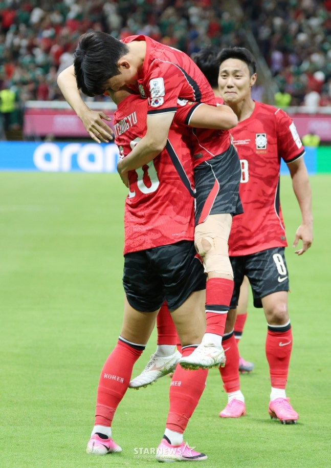 2026年北中米W杯A組予選の大韓民国対チェコ戦が12日(韓国時間)、メキシコ·グアダラハラのエスタディオ·アクロンで行われた。 オ·ヒョンギュが逆転ゴールを決めた後、ファン·インボムと喜んでいる。 /写真=キム·ジンギョン待機者。