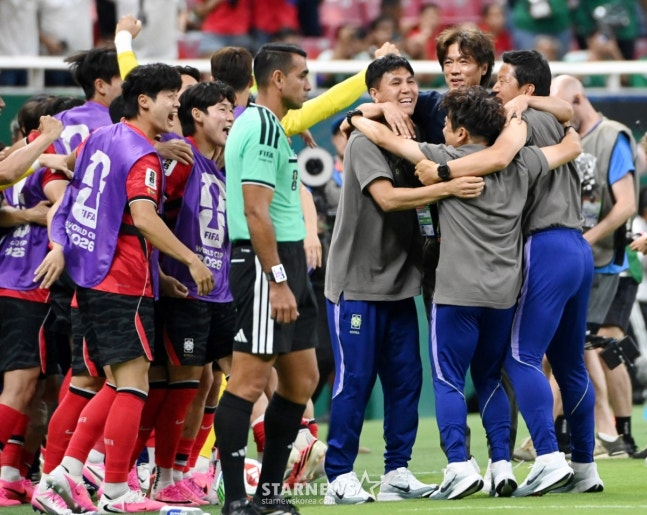 12日(韩国时间),在墨西哥瓜达拉哈拉埃斯科体育场举行了2026北中美世界杯A组预选赛大韩民国队与捷克队的比赛。 图为洪明甫教练在2比1获胜的情况下,随着终场哨声的吹响,正和选手团一起庆祝。 =照片:金镇京。