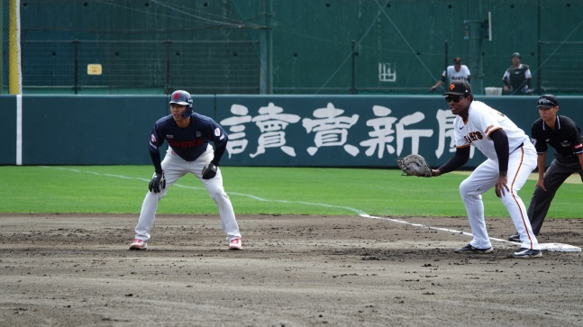 Lotte Jung Dae-seon (izquierda) corre como corredor en el partido de intercambio con los Yomiuri Giants de Japón. /foto=Proporcionado por Lotte Giants