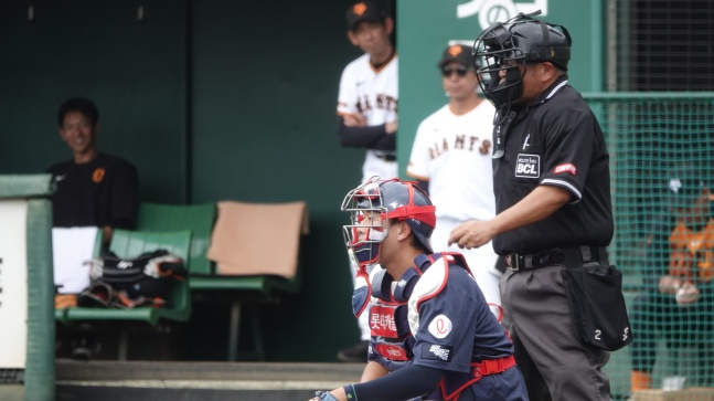 Lotte Park Geon-woo (centro) actúa como receptor en el partido de intercambio con los Yomiuri Giants de Japón. /Foto=Proporcionado por Lotte Giants