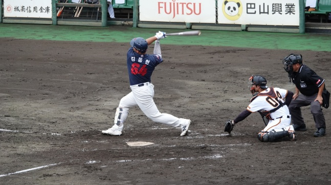 Lotte Kim Dong-hyun batea en el partido de intercambio con los Yomiuri Giants de Japón. /Foto=Proporcionado por Lotte Giants