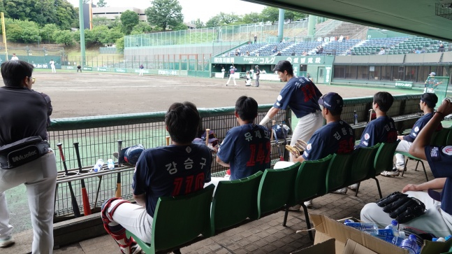 El equipo de jugadores de Lotte observa el partido de intercambio con los Yomiuri Giants de Japón desde el dugout. /Foto=Proporcionado por Lotte Giants