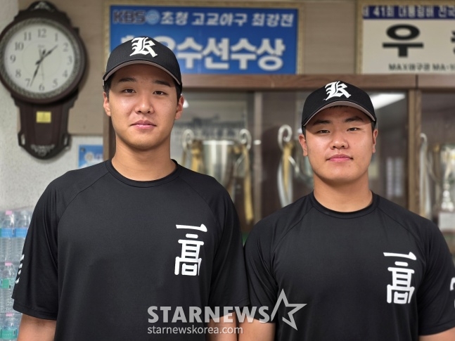 Park Chan-min (left) and Kim Sun-bin of Gwangju Ilgo High School recently gave an interview to StarNews at Gwangju Ilgo High School. /Photo=Reporter Kim Dong-yoon