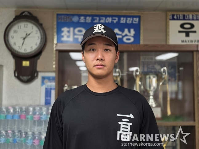 Park Chan-min of Gwangju Ilgo High School recently gave an interview to StarNews at Gwangju Ilgo High School. /Photo=Reporter Kim Dong-yoon