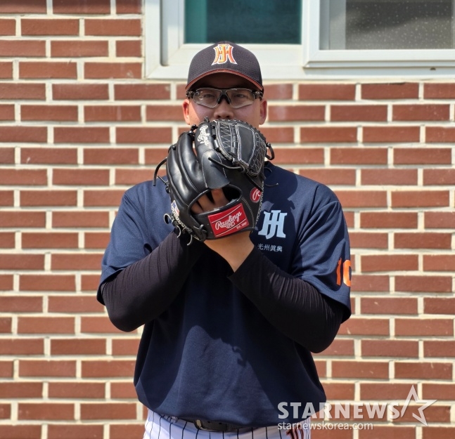 Kim Min-hoon of Gwangju Jinheung High recently gave an interview to StarNews at the school's athletic field. /Photo=Reporter Kim Dong-yoon