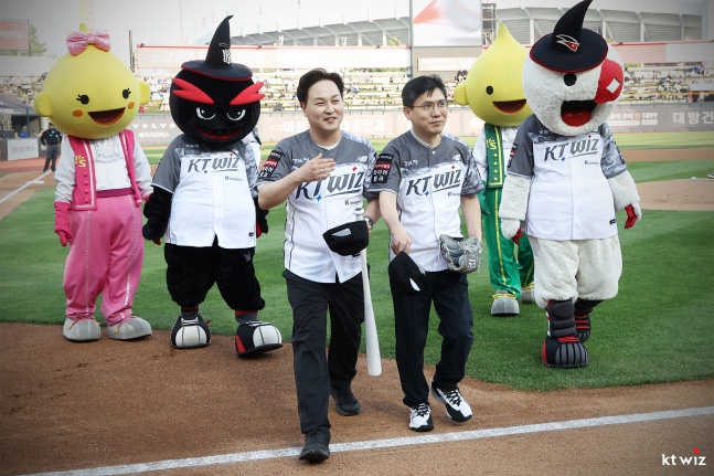结束开球、试打的水原市牙科医师会会长朴容奎、水原市牙科医师会副会长韩润范。 =照片=KT wiz提供。