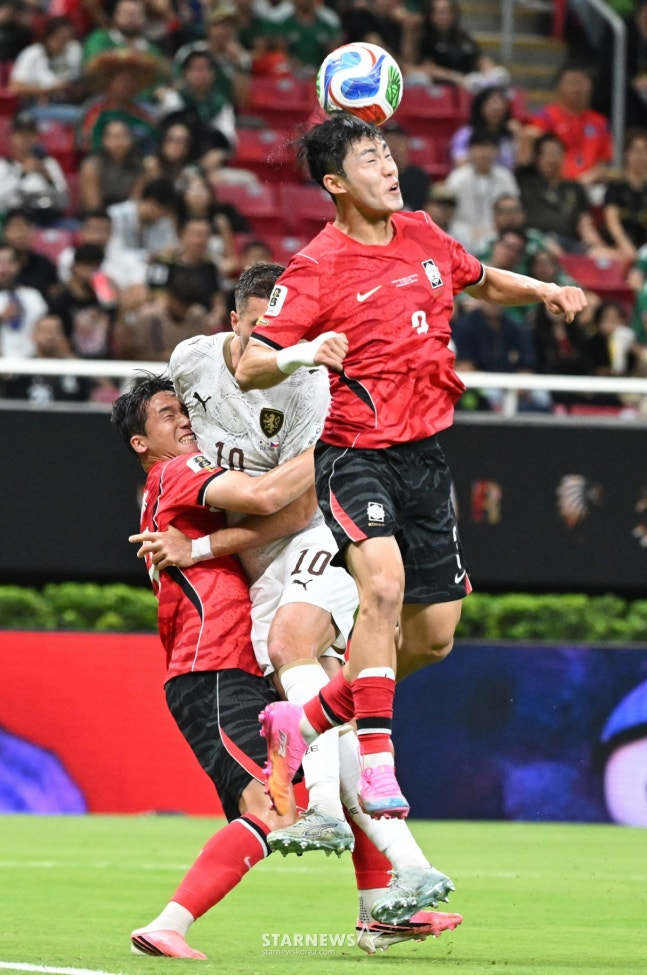 2026年北中米W杯A組予選の大韓民国対チェコ戦が12日（韓国時間）、メキシコ·グアダラハラのエスタディオ·アクロンで行われた。  李基赫（イ·ギヒョク）はジャンプ力を誇示し、空中ボールを処理している。 /写真=キム·ジンギョン待機者。