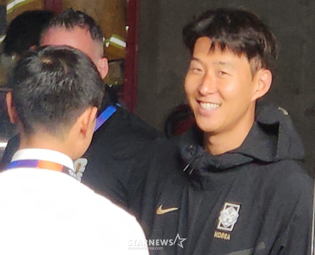 Son Heung-min (derecha), capitán del equipo nacional de la República de Corea, conversa con el comentarista de KBS Lee Young-pyo antes de subir al autobús del equipo. /foto=reportero Park Geon-do