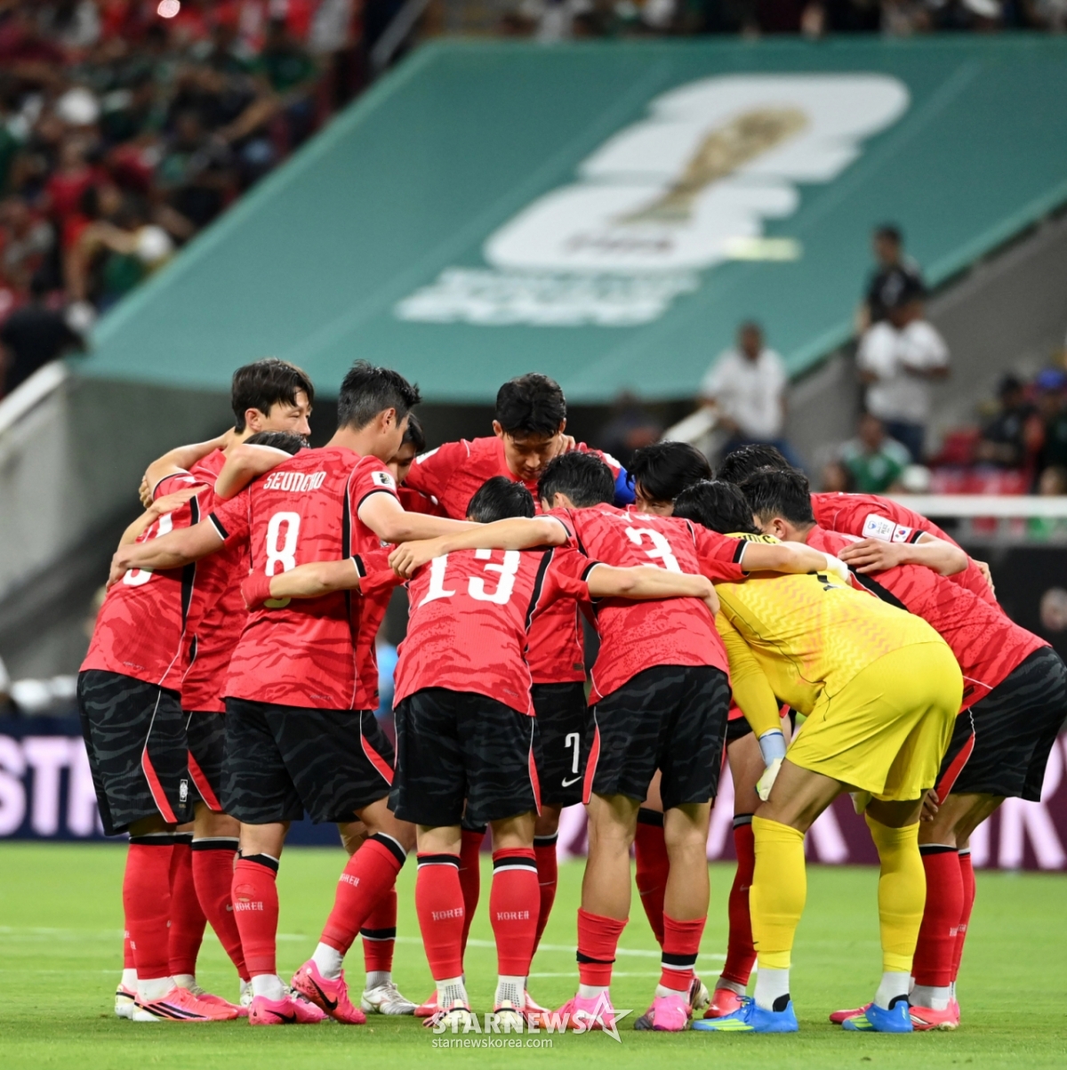 El partido de clasificación para la Copa Mundial de la FIFA 2026 en Norteamérica, Centroamérica y el Caribe entre la República de Corea y la República Checa en el Grupo A se disputó el día 12 (hora de Corea) en el Estadio Akron de Guadalajara, México. Son Heung-min anima a los jugadores al entrar en el segundo tiempo. /Foto=Kim Jin-kyung kim.jinkyung@
