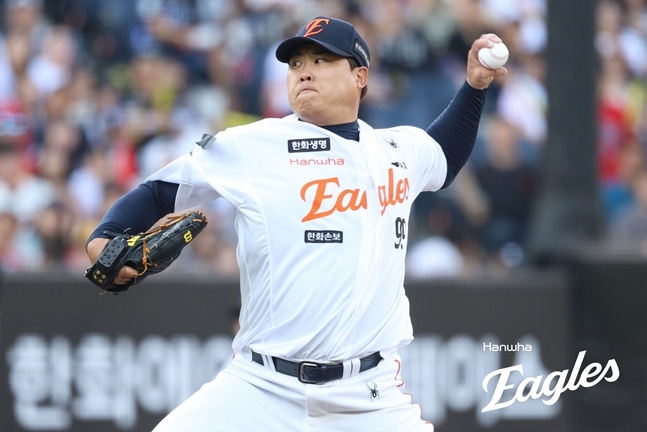 Ryu Hyun-jin pitching on the 11th. /Photo=Hanwha Eagles