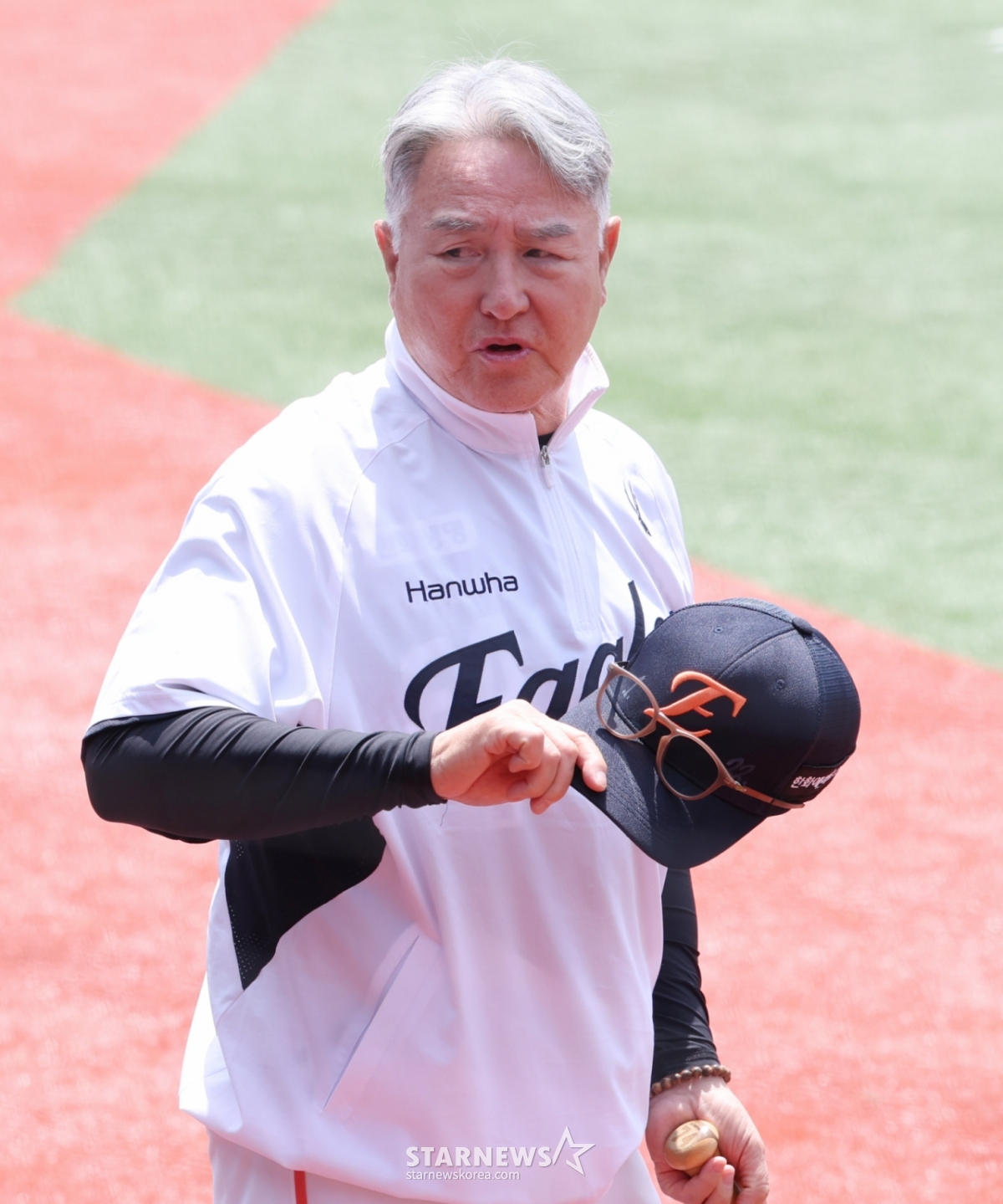 The 2026 Shinhan SOL Bank KBO League exhibition game between KT Wiz and Hanwha Eagles was held on the 17th at Suwon KT Wiz Park. Hanwha manager Kim Kyung-moon watched the players' training with a bright expression. /Photo=Senior reporter Kim Jin-kyung kim.jinkyung@