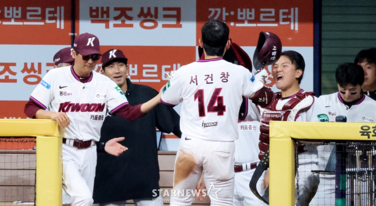 Seo Geon-chang hit a solo home run in the bottom of the 6th inning of the 2026 KBO League Kiwoom Heroes vs. Hanwha Eagles game held at Gocheok Sky Dome on the 12th, recording his first home run of the season. However, Kiwoom players including An Woo-jin surprised the veteran with an indifferent ceremony for his first home run. 2026.06.12. /Photo=Senior reporter Kang Young-jo cameratalks@
