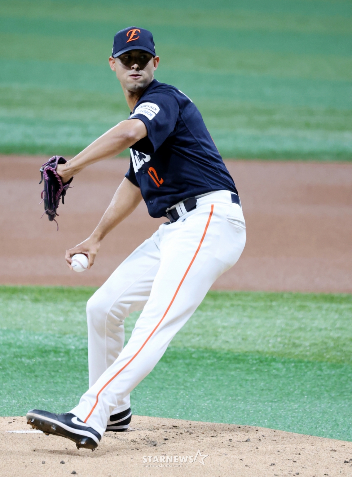 Hanwha's Hernandez is pitching as the starter in the 2026 KBO League Kiwoom Heroes vs. Hanwha Eagles game held at Gocheok Sky Dome on the 12th. Kiwoom's starter is An Woo-jin. 2026.06.12. /Photo=Senior reporter Kang Young-jo cameratalks@
