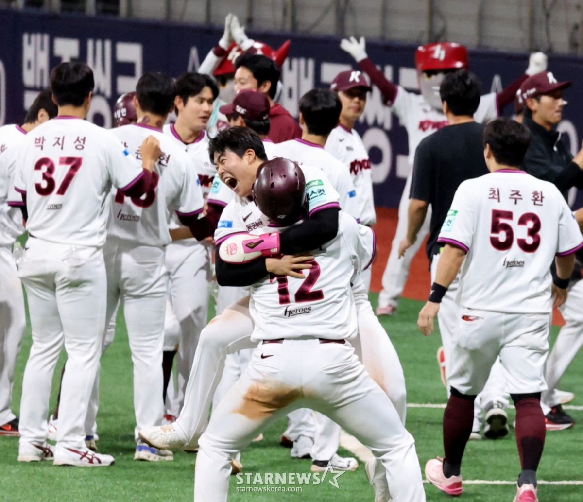 Kiwoom's substitute batter Yeo Dong-wook, who scored the tying run in the 9th inning, celebrates while being embraced by Kim Geon-hee after winning the 2026 KBO League Kiwoom Heroes vs. Hanwha Eagles game held at Gocheok Sky Dome on the 12th. 2026.06.12. /Photo=Senior reporter Kang Young-jo cameratalks@