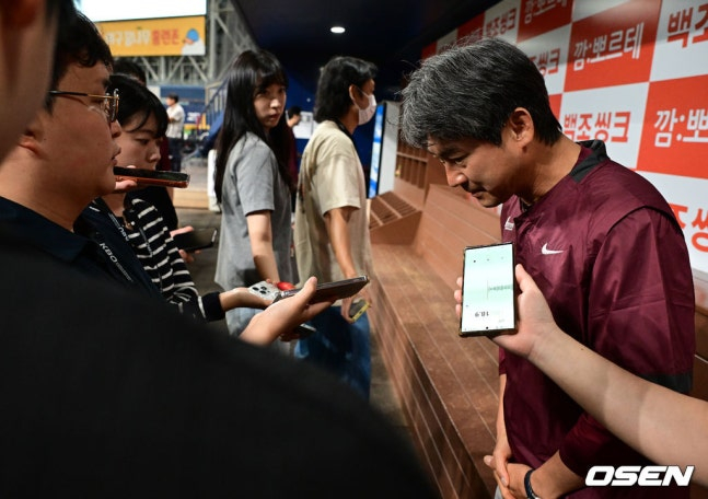 12日の試合に先立って頭を下げるソル·ジョンジン監督。