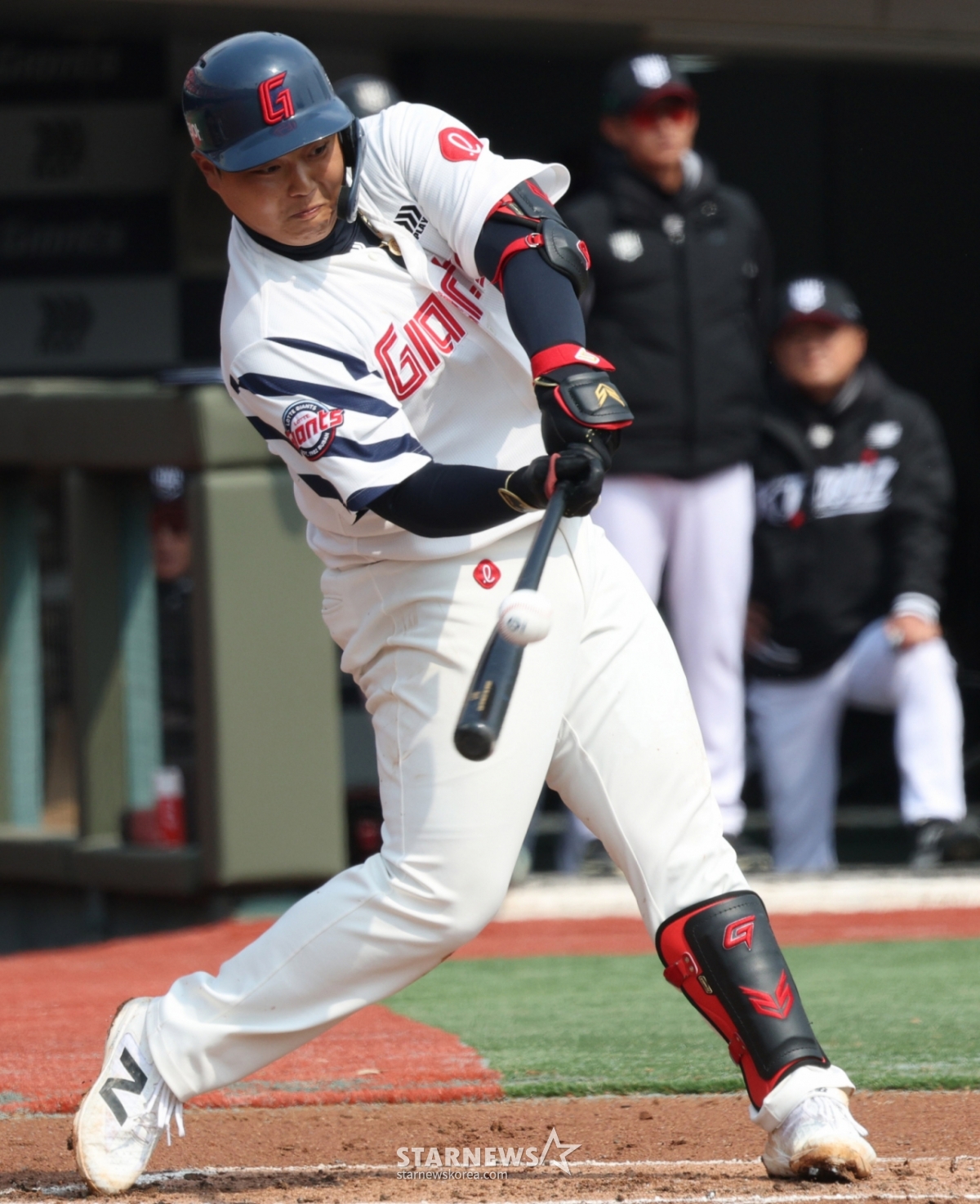 Демонстрационный матч Лиги SOL Bank KBO 2026 года между Lotte Giants и KTWiz состоялся на бейсбольном стадионе Саджик в Пусане 12-го числа. Лотте Хан Дон Хи наносит мощный удар. /Фото = Ким Джин Кён.jinkyung@