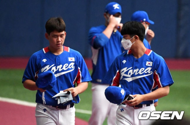 Kim Jin-wook (trái) và Lee Eui-ri trong buổi tập luyện chuẩn bị cho Thế vận hội Tokyo 2020.